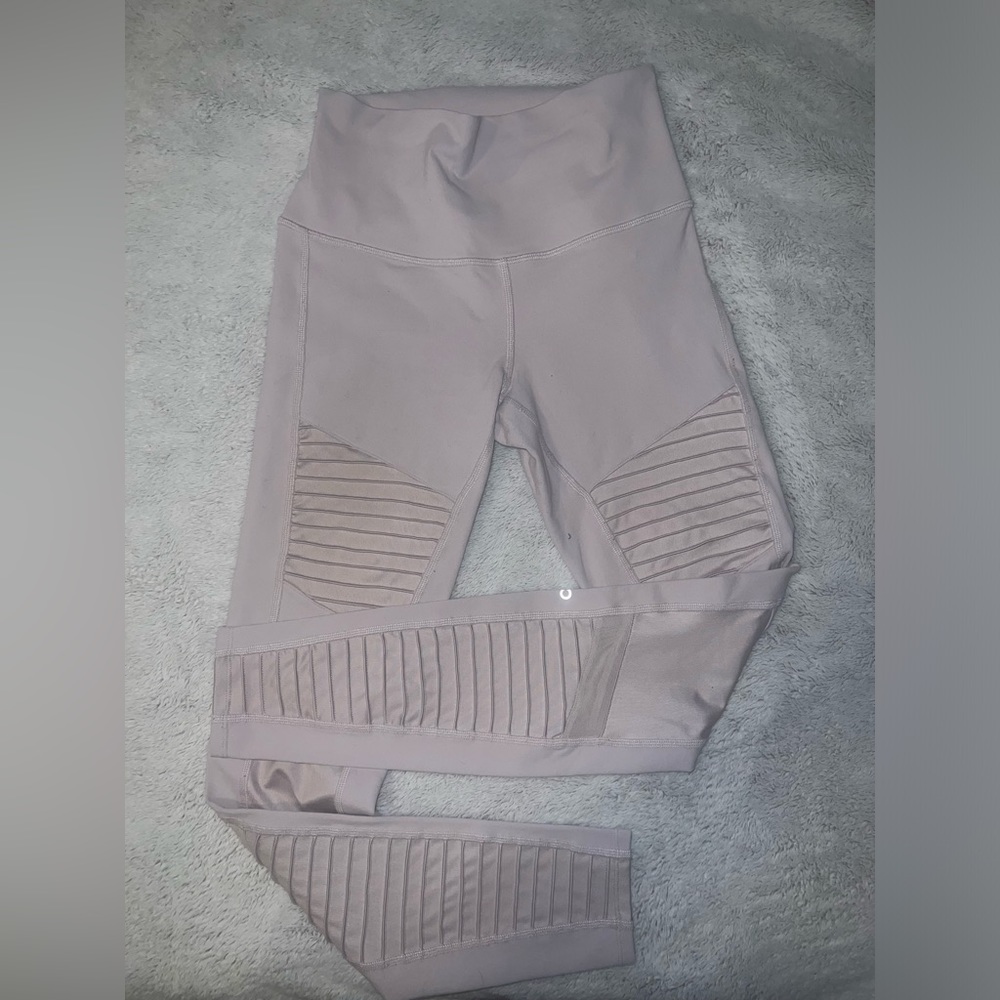 Alo lavender motto leggings.